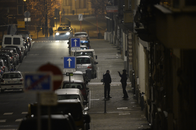 <p>FOLKETOMT: Politifolk er de eneste som er å se innenfor sperringene i bydelen Schaarbeek.</p>