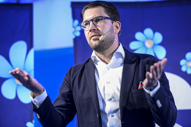 <p>INN I VARMEN: Etterhvert som oppslutningen har økt, har de andre politiske partiene i Sverige vært nødt til å forholde seg til Sverigedemokraternas partileder Jimmie Åkesson som en alminnelig, politisk motstander.</p>