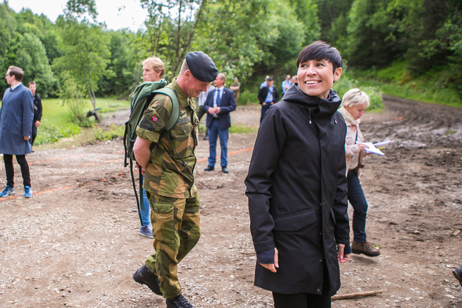 <p>PÅ OPPTAK: Forsvarsminister Ine Marie Eriksen Søreide på besøk under opptaksprøven til befalskolen på Sessvollmoen. Fredag la hun fram planen for Hæren og Heimevernet.</p>