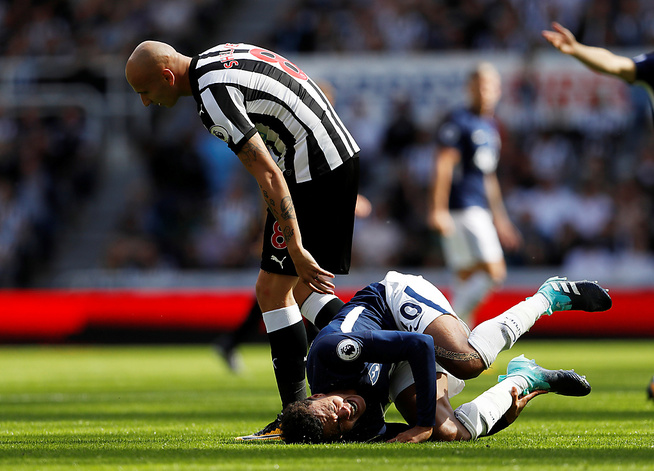 <p>ØYEBLIKKET: Jonjo Shelvey (t.v.) tråkket på Tottenham's Dele Alli.</p>
