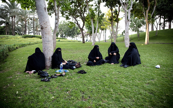 <p>TAR DET MED RO: Kvinner fra Jemen slapper av i en park i Kairo i Egypt. Ikledd nikab sitter de sammen på gresset.</p>