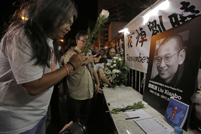<p>SØRGER: Demonstranter sørger over den avdøde fredsprisvinneren Liu Xiaobo i Hong Kong.</p>