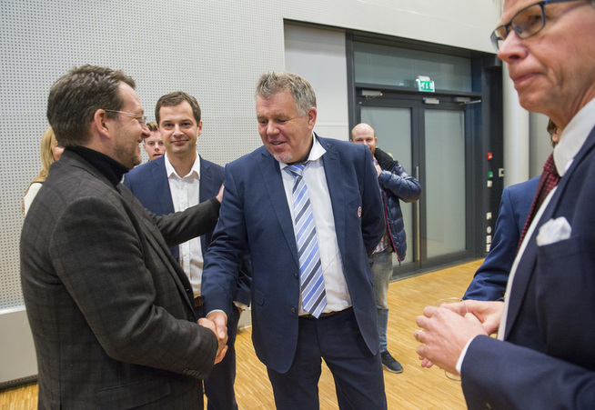 <p>MENN OG MILLIARDER: For halvannet år siden ble TV-rettighetene til eliteserien i fotball solgt for perioden 2017-2022, i seks sesonger. Det tilfører norsk fotball 2,4 milliarder kroner, og de kommer norske fotballspillere til gode, men stort sett bare det ene kjønnet. Discoverys daværende sjef Harald Strømme hilser på NFFs daværende generalsekretær Kjetil Siem og til høyre skimtes lederen i klubborganisasjonen Norsk Toppfotball, Leif Øverland. Foto: NTB SCANPIX</p>