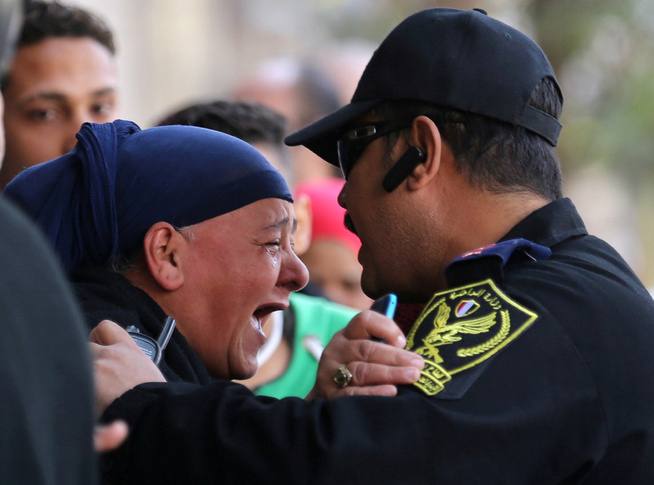 <p>DØDSBUDSKAPET: En slektning av de rammede står utenfor den koptiske kirken hvor minst 25 mennesker ble drept søndag.</p>