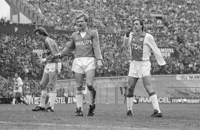 <p>ÆRESDIVISJONEN: Hallvar Thoresen (PSV-drakt i midten) i kamp mot Johan Cruyff (til høyre med Ajax-drakt) på 1980-tallet.</p>