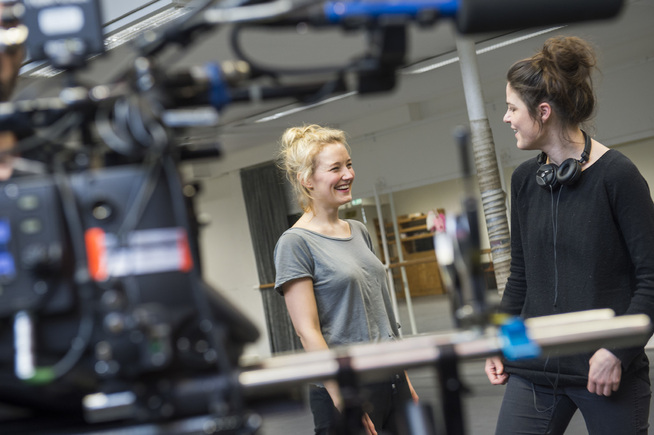 <p/> <p>SAMARBEID: Skuespiller Ine Marie Wilman (t.v.) og regissør Anne Sewitsky, her på innspilling av «Hjemlengsel» i 2014.</p>
