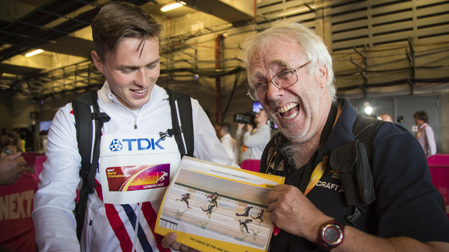 <p>GULLKDUOEN: Karsten Warholm (t.v.) sammen med trener Leif Olav Alnes som viser frem målfotoet de fikk under medaljeseremonien i kveld.</p>