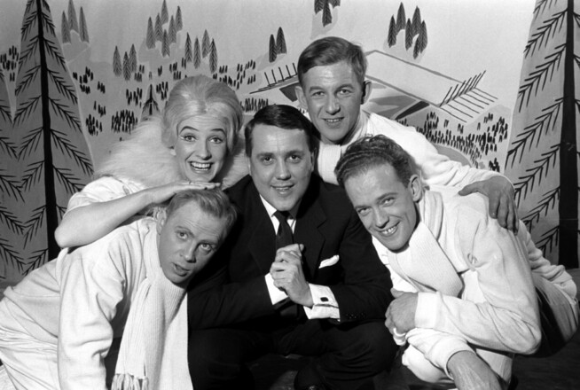 <p>THE MONN KEYS: Egil Monn-Iversen sammen med gruppen The Monn Keys, f.v. Arne Bendiksen, Sølvi Wang, Per Asplin og Oddvar Sanne i et bilde fra 1960.</p>