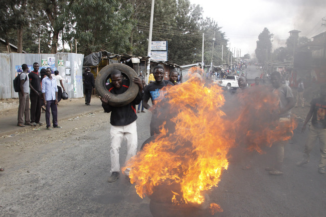 <p>DEMONSTRASJONER: Tilhengerne til presidentkandidat Raila Odinga blokkerer veiene med brennende bildekk i slummen i Nairobi. </p>