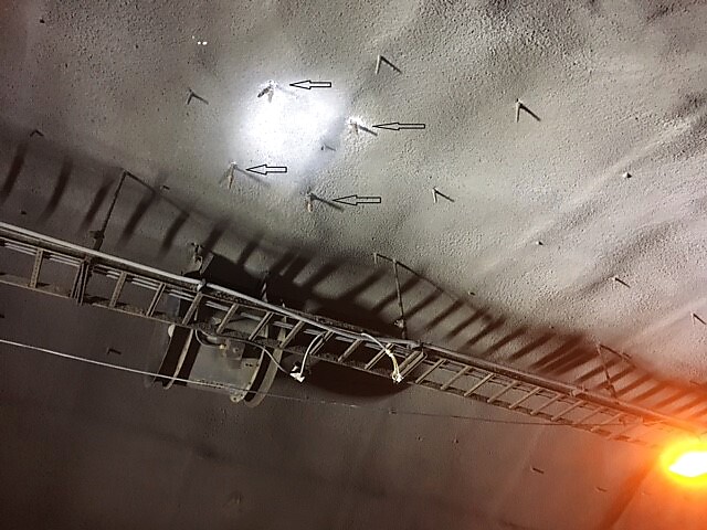 <p>HER LØSNET VIFTEN: Tunneltaket der viften løsnet (markert med piler) i Lyderhorntunnelens østgående løp.</p>