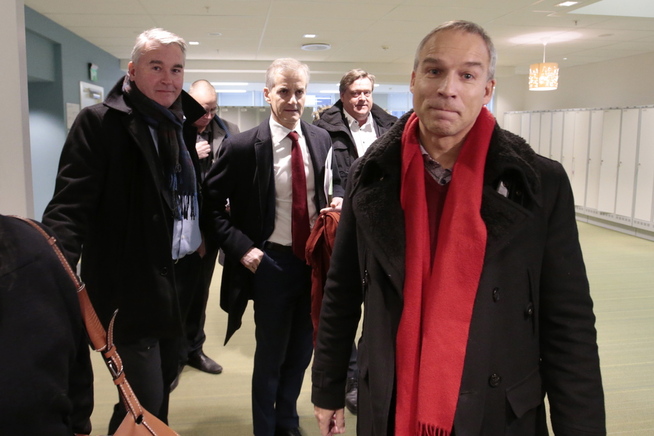 <p>ULVETOPPMØTE: KrFs Hans Olav Syversen, AP-leder Jonas Gahr Støre og Trond Helleland (H) på vei ut fra møtet med Heglesen onsdag ettermiddag. Bak ses Frp-topp Harald Tom Nesvik.</p>
