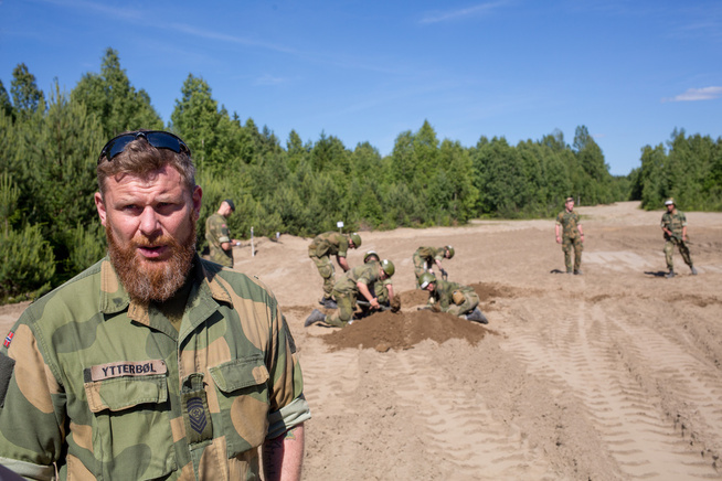 <p>LÆREMESTER: Skyttergravsekspert Christian Ytterbøl holdt et øye med de ulike kandidatene som deltok under årets Forsvarets Opptak og seleksjon (FOS).</p>