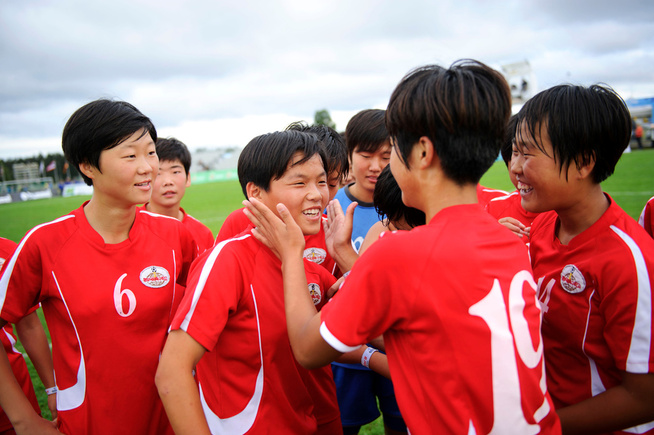 <p/> <p>SLO TILBAKE ETER SKADE: Jong Ryu Gyong gratulerer lagkaptein Hong Song Ok før de skal opp på podiet og få gullpokalen. Sistnevnte var skadet før kampen, men satte inn lagets siste mål.</p>