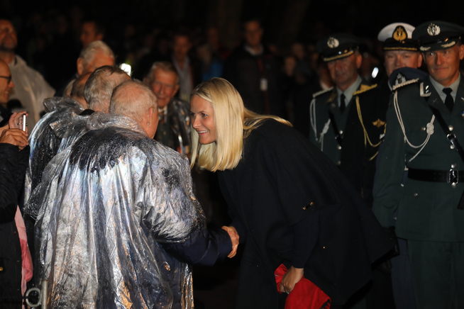<p>HJERTELIG: Kronprinsesse Mette-Marit hilste på regnvåte krigsveteraner.</p>