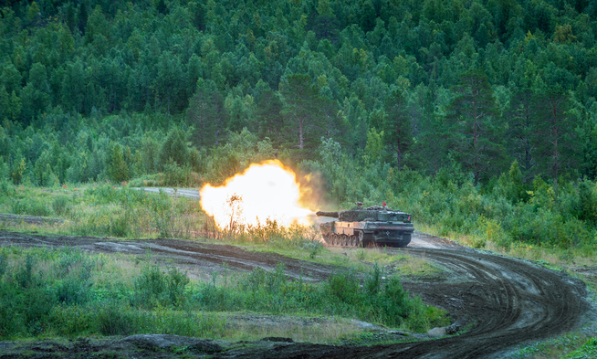 <p>UTSETTER SMELL: En Leopard 2 fra Panserbataljonen på skarpskytingsøvelse.</p>
