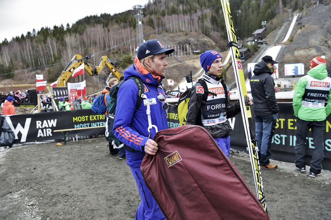 <p>TUNG DAG: Bjørn Einar Romøren på sletta i Vikersund. Her sammen med Daniel André Forfang (t.h.), som ble beste nordmann på fjerdeplass i Raw Air-finalen.</p>