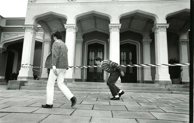 <p>ETTERFORSKNING: Tyveri på Oscarshall 8. juni 1991. Etterforskere på stedet.</p>