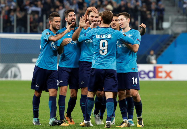 <p>HYLLES: Russeren Aleksander Kokorin (med ryggen til) hylles av lagkameratene mot Real Sociedad. Nummer 14 er en annen russer, Daler Kuzyaev, de andre er utlendinger.</p>