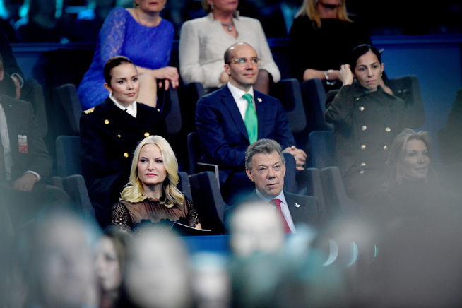 <p>PÅ POSITION: crown princess Mette Marit is på place by the side of nobel laureate, Columbia president Juan Manuel Santos. Photo: HELGE MIKALSEN</p>