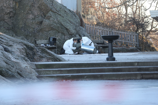 <p>SAUMFARTE SØPPELKASSER: the Police worked diligently på åthe site Tuesday afternoon. </p>