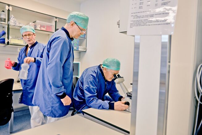 <p>FORSKER: Legene på Radiumhospitalet er Norges fremste eksperter på utprøvende kreftbehandling. Laboratoriet har flere avdelinger innenfor hverandre. Her står leder av celleterapilaboratoriet, Gunnar Kvalheim (uten briller), leder for klinisk kreftforskning Steinar Aamdal (med kraftige briller) og overlege Svein Dueland.</p>