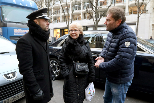 <p>GAMLE VENNER: Tiggeren Jean-Marie Roughol møter sin gamle venn Bruno Teixeira utnfor sin gamle tiggerplass, Chanel-butikken i Avenue Montaigne.</p>