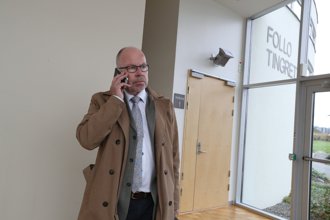 <p>FORBEREDELSER: Advokat Harald Jahren forsvarer den siktede faren. Her avbildet like før fengslingsmøtet torsdag.</p>