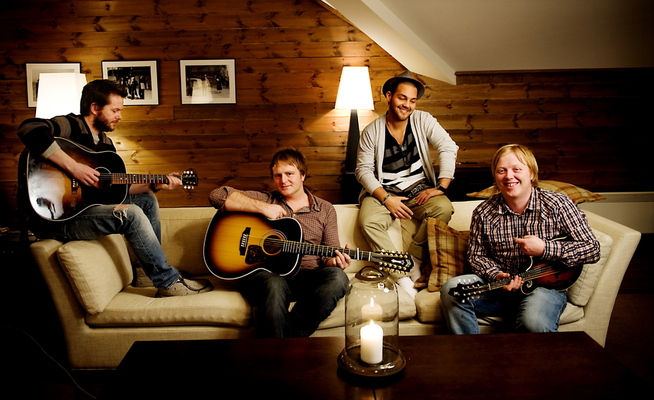 <p>GITARKAMERATENE: Espen Lind, Askil Holm, Alejandro Fuentes, and Kurt Nilsen total på Geilo in 2009.</p>