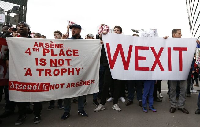 HAR FÅTT NOK: Arsenal-fans protesterte mot Arsène Wenger forrige helg.