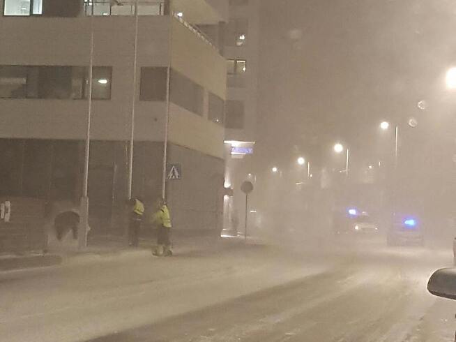<p>on Thursday night raided uvær in Hammerfest. The police and the fire department was nødt å shut down the main street through the city.</p>