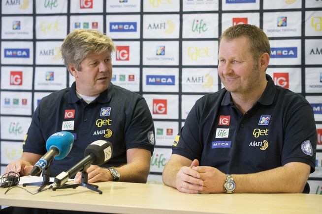 <p>STØTTER NFF: Norges Ishockeyforbunds generalsekretær Ottar Eide (t.v.) støtter Norges Fotballforbund i konflikten med Svein-Erik Edvartsen. Her er Eide i forbindelse med presentasjonen av Petter Thoresen som ny landslagstrener i ishockey for to år siden.</p>