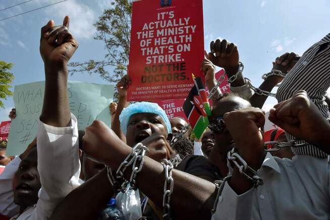 <p>FENGSLET: Kenyanske doktorer demonstrerte utenfor retten i Nairobi 26. januar i påvente om at deres unionsledere skal komme ut. Unionslederne ble fengslet i en måned for ikke å ha stoppet streiken. </p>