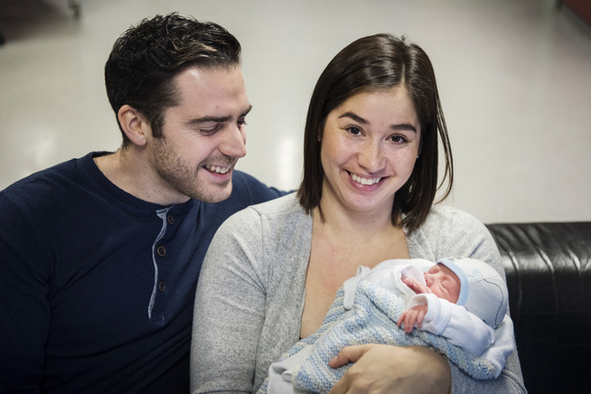<p/> <p>OVERLYKKELIGE: Foreldrene Lars og Caroline Zachariassen med sønnen Kasper.</p>