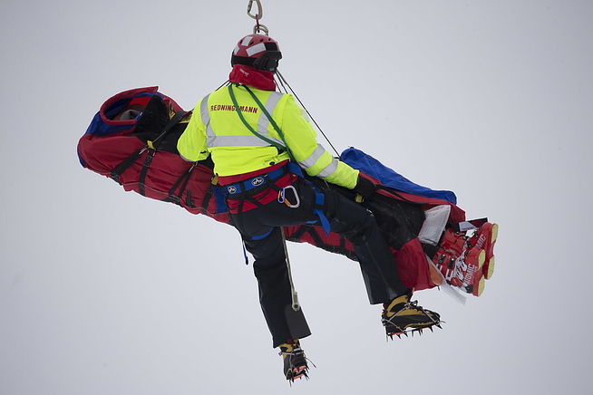 <p>I HELIKOPTER: Alexander Sannes Thorsen falt stygt og ble fraktet ned med helikopter under utforrennet i Kvitfjell lørdag.</p>