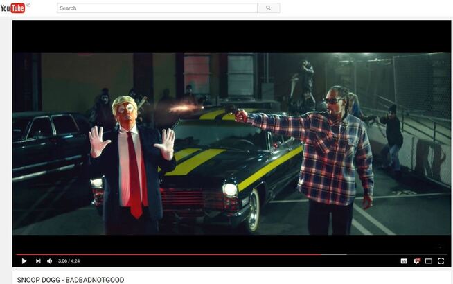 <p>UTLØSTE BEEF: Klippet fra Snoop Doggs seneste video, der han liksomhenretter en Trump-klovn.</p>