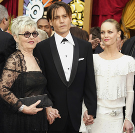 & lt; p & gt; MAMMA: Johnny Depp h & #  xE5; nd in h & # xE5; nd mother Betty Sue  Palmer and ex-partner Vanessa Paradis p & #  xE5; Oscar in 2004. & lt; / p & gt;