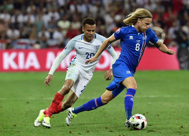 <p>VILLE TRENE MER: Birkir Bjarnason kom til Norge som 11-åring og var sjokkert over hvor lite norske barn trente. Her holder han Dele Alli unna. Foto: AFP</p>