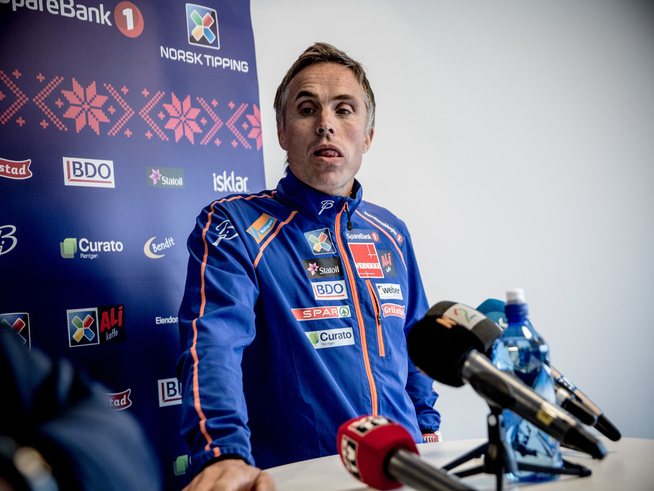 <p>REAGERER: Vidar Løfshus, her under et pressemøte på Ullevaal i august, sier at flere landslagsutøvere har opplevd TV 2s reporter Ernst A. Lersveen som respektløs og bøllete.</p>