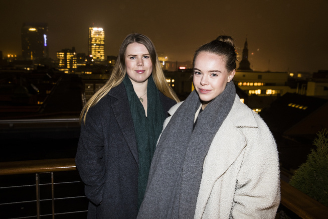 <p>NY FILM: Lisa Teige (t.h) spiller hovedrollen som psykosepasient i filmen «Forestillingen», som er regissert av Wilde Siem. </p>