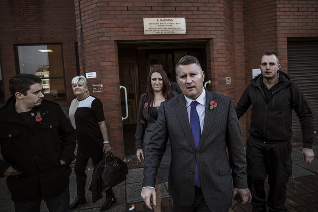<p>OMSTRIDT: Lederen av Britain First, Jayda Fransen, kommer ut av rettssalen i Luton, der hun har blitt anklaget for rasisme og for å provosere muslimer. Til høyre for henne den tidligere lederen Paul Golding.</p>