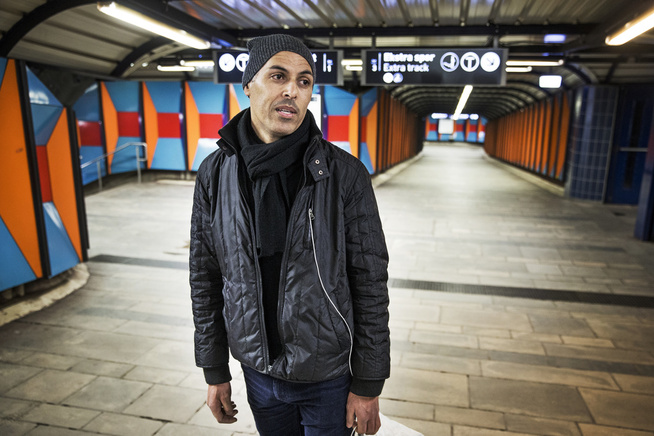<p>SIER FRA: Itri Amazigh (45) mener det er menneskelig å være redd, men tror vi kunne begrenset frykten ved å snakke mer sammen.</p>