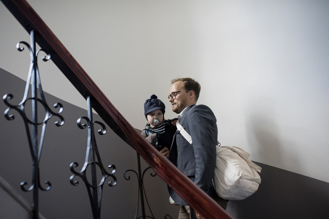 <p>FAR OG SØNN: Simen Willgohs og Johan Sebastian (11 mnd) er på vei opp i leiligheten på Tøyen i Oslo. Simen går Utenriksdepartementets prestisjetunge aspirantkurs, men på grunn av norske ordninger har han kunnet være hjemme med sønnen i flere måneder mens mamma Lena Karlsen jobber som ingeniør. – Da Lena var i mammaperm var det mye jeg ikke forsto. Nå forstår jeg det mye bedre, sier Simen</p>