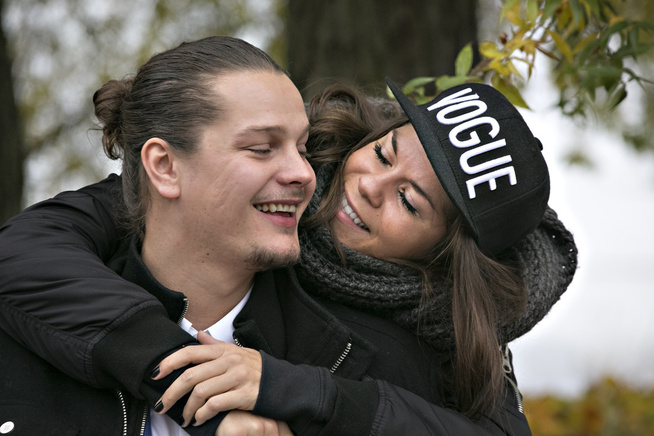 <p>FORLOVET: Kristin Gjelsvik og Dennis Poppe planlegger bryllup i disse dager</p>