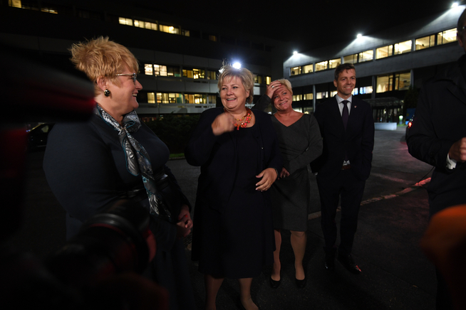 <p>GOD TONE: Trine Skei Grande satte pris på at statsminister Erna Solberg allerede dagen etter valget inviterte de tre andre partilederne på borgerlig side «hjem til seg». Her er de på vei til NRKs partilederdebatt tirsdag kveld.</p>
