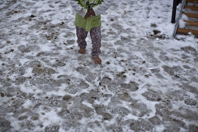 <p>KLESMANGEL: Mange av flyktningene opplever sin første virkelig kalde vinter. Det kan komme som et sjokk for de fleste. </p>