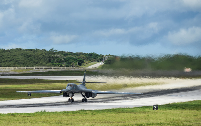 <p>BOMBEFLY: Et av to B-1B Lancer bombers tirsdag drog på øvelsesoppdrag fra Andersen Air Force Base på Guam til Japan.</p>