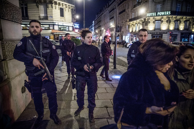 <p>TERRORDRAMA: Nok en gang ble Paris rammet av en terrorhandling. En politimann og den antatte gjerningsmannen ble drept. Udåden vil neppe få noen innvirkning på presidentvalget, tror norsk Frankrike-kjenner. Foto: TERJE BRINGEDAL/VG</p>