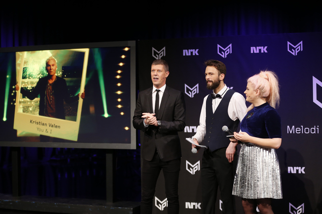 <p>VALEN PÅ VIDEO: Kristian Valen ble presentert via videoklipp. Fra venstre: Jan Fredrik Karlsen, Kåre Magnus Bergh og Line Elvsåshagen.</p>
