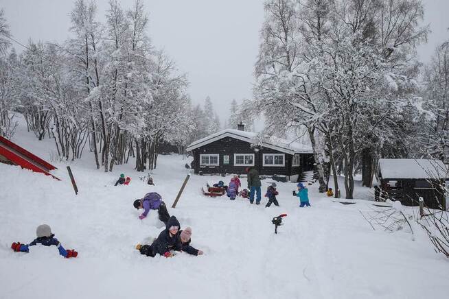 <p>SNØLEK: Barna i Onkel Tomms Hytte Friluftsbarnehage på Tryvann i Oslo måtte finne fram parkdresser og luer i dag.</p>