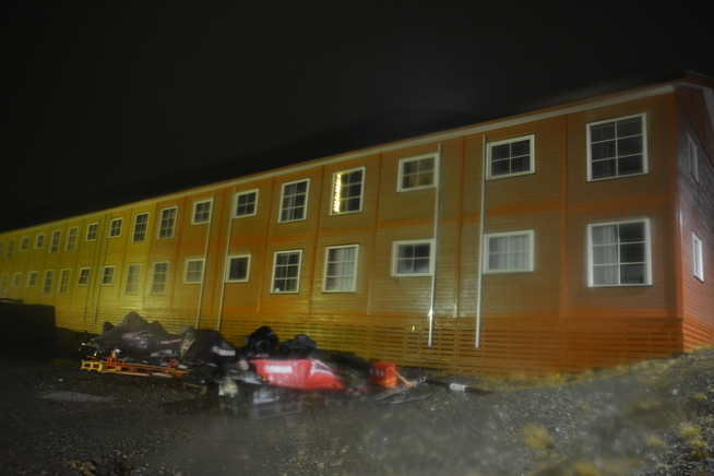 <p>EVAKUERT: Flere boliger i Longyearbyen er evakuert i forkant av de store nedbørsmengdene som er ventet mandag kveld og natt til tirsdag.</p>